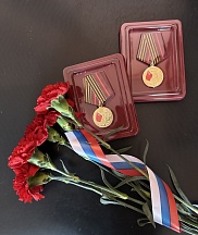 В преддверии годовщины Великой Победы, сотрудники Генерального консульства России в Бресте вручили юбилейные медали «80 лет Победы в Великой Отечественной войне» брестчанкам – труженицам тыла.